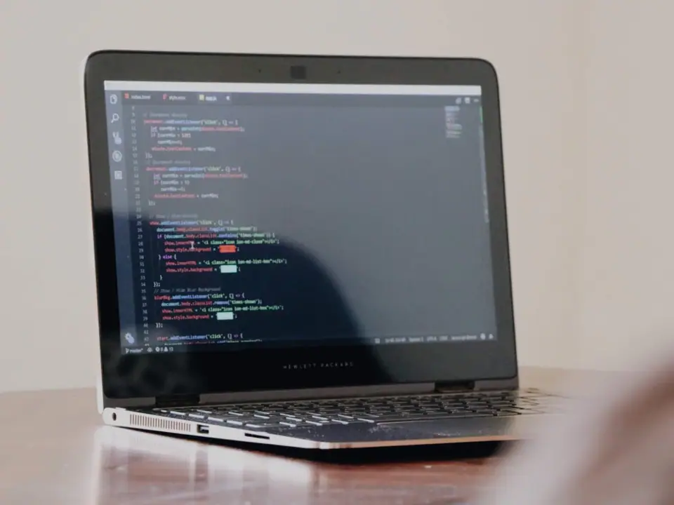 Ordinateur portable affichant du code