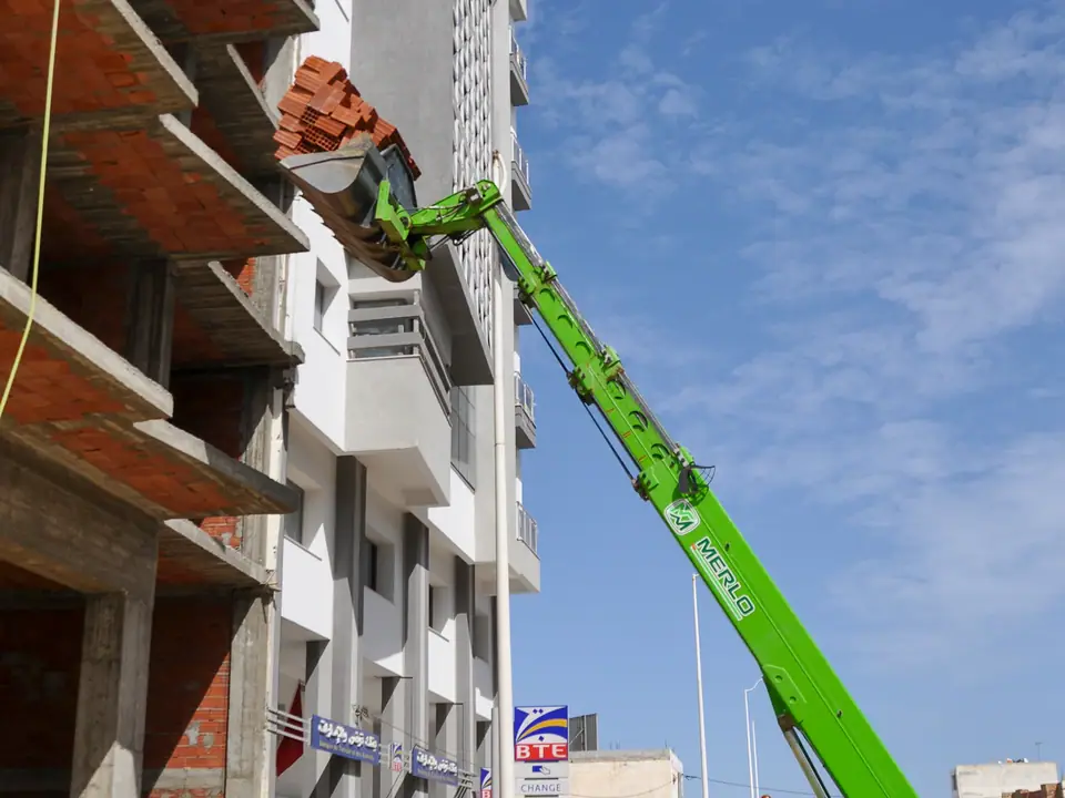 Acheminement de briques sur un chantier à Tunis — photographie d’illustration