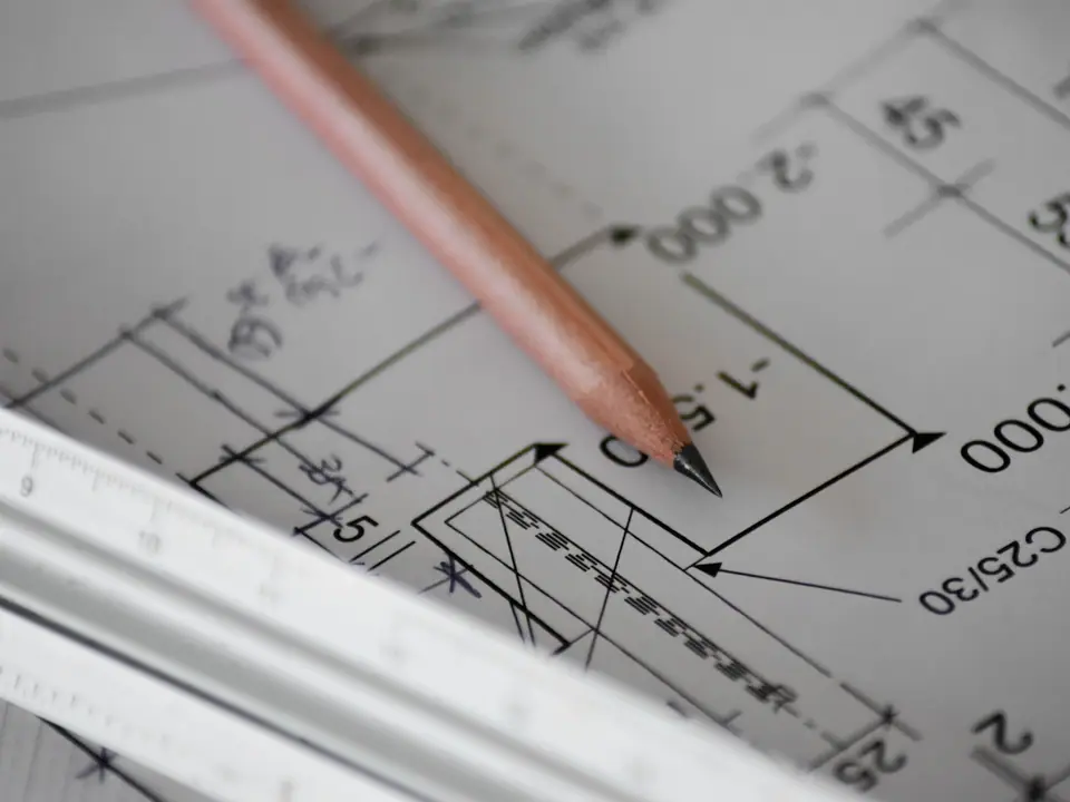 Plans de construction avec crayon et règle — photographie d’illustration