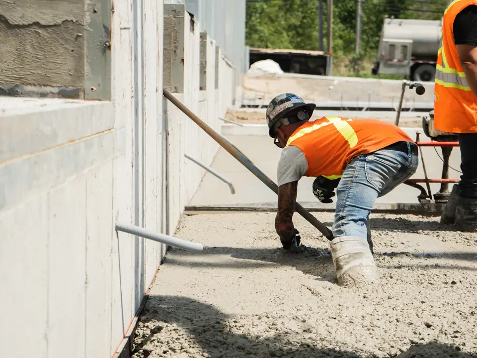 Ouvriers intervenant sur une dalle en béton — photographie d’illustration