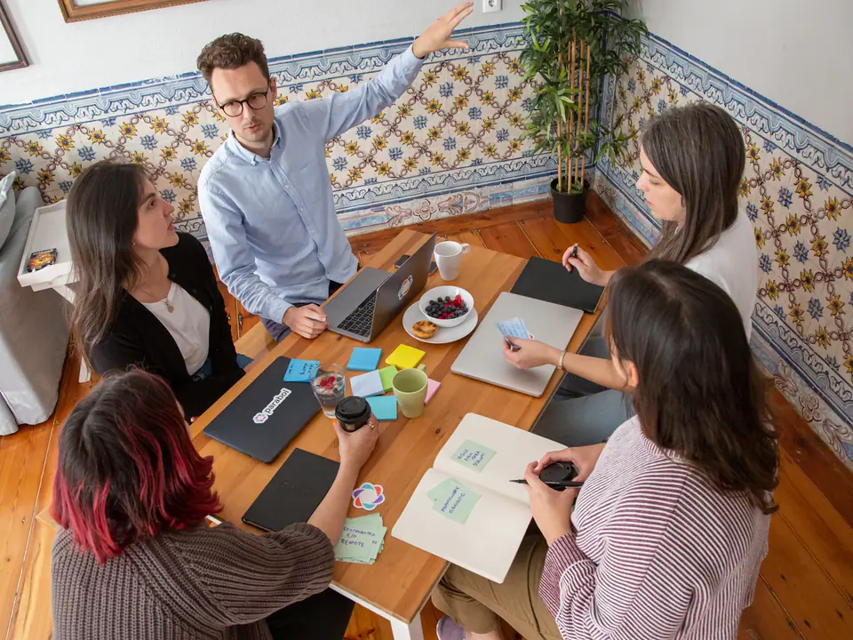 Réunion de travail autour de plusieurs ordinateurs