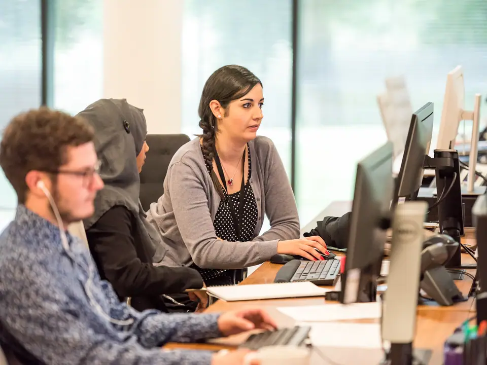 Conseillers travaillant sur leurs postes dans un centre d’appels — photographie d’illustration