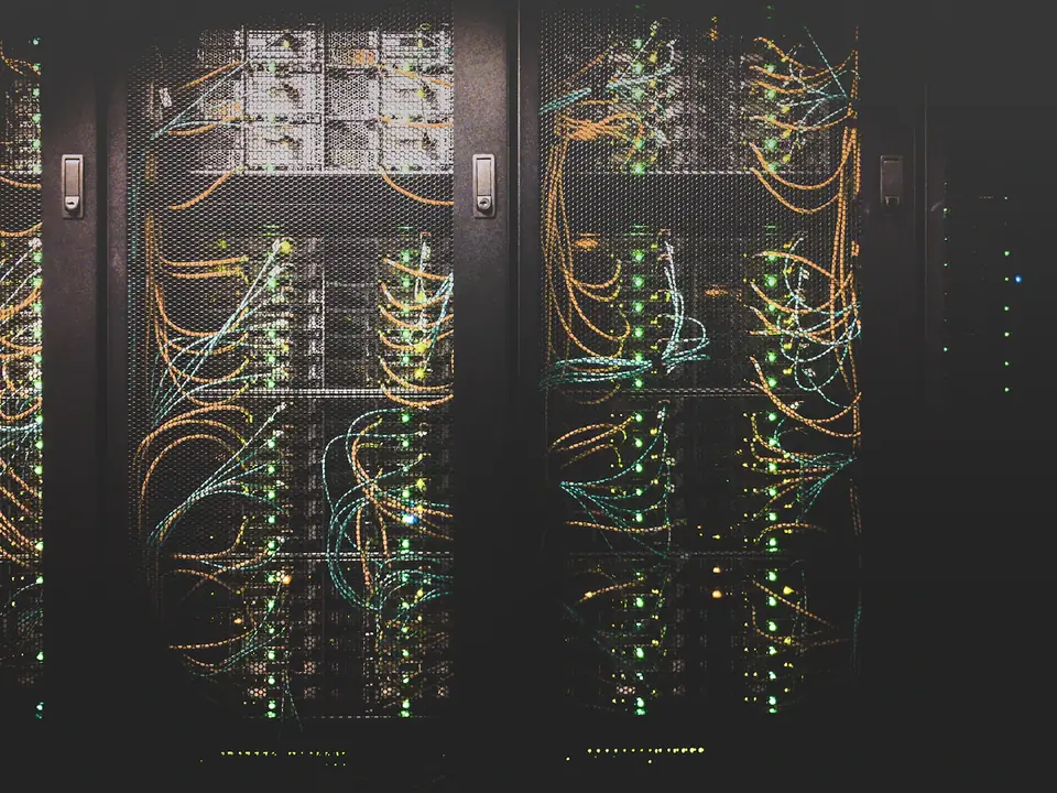 Baies de réseau et câblage dans un centre de données — photographie d’illustration