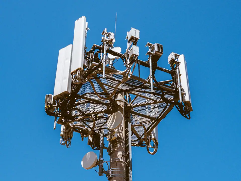 Tour et antennes de télécommunications sous un ciel bleu — photographie d’illustration